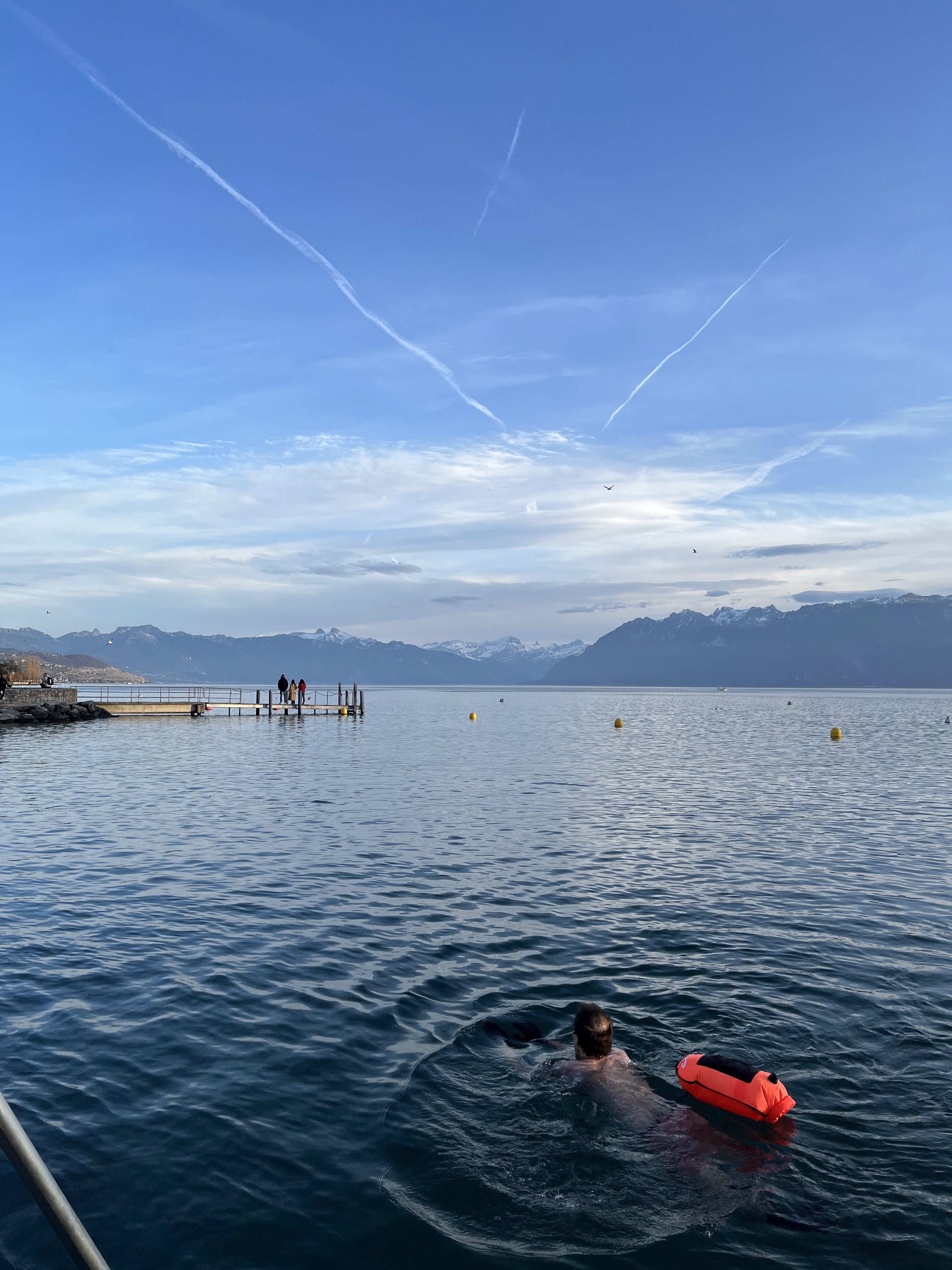 Natation en eau libre sur le lac Léman avec bouée