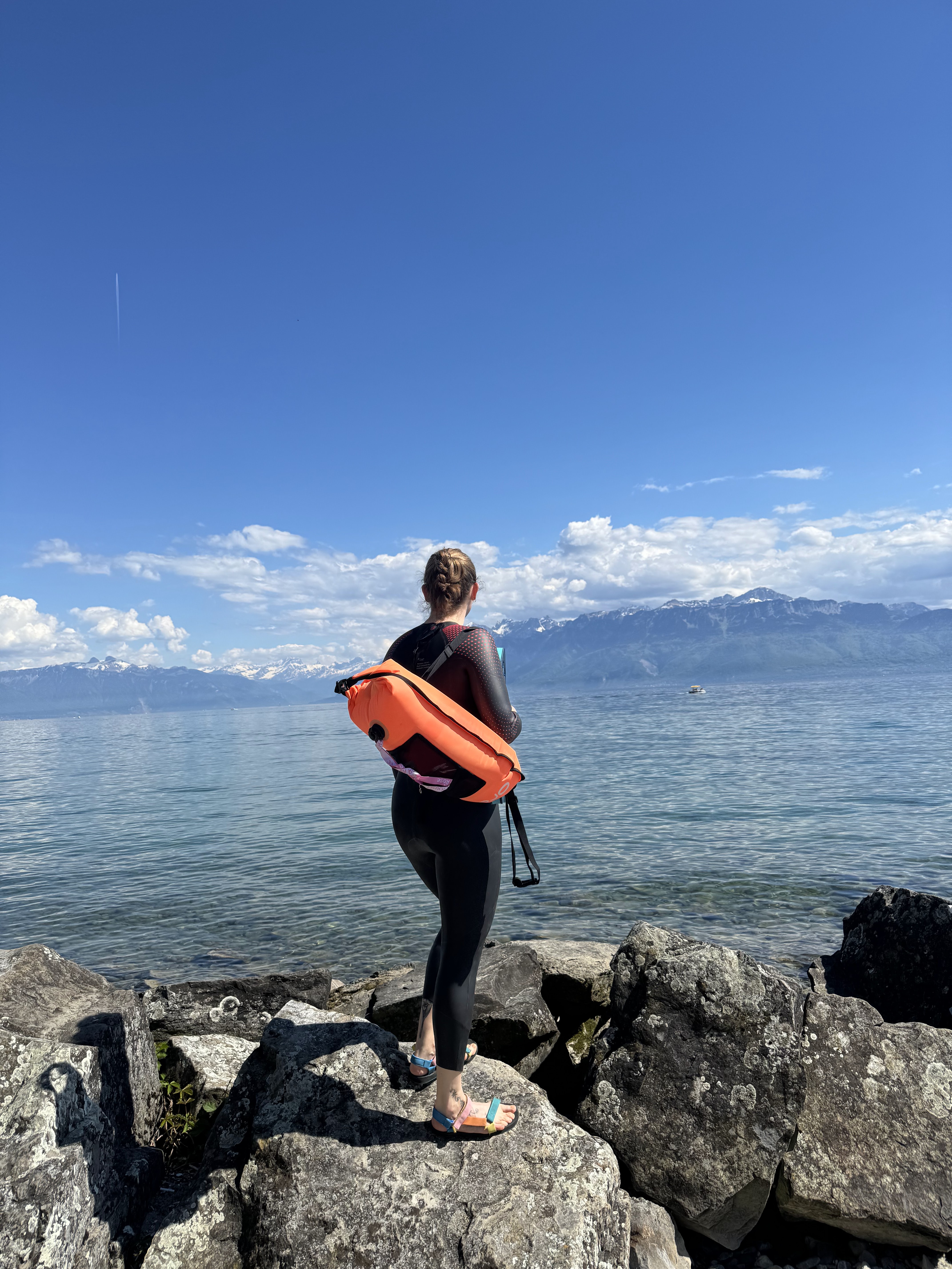 Nageuse avec bouée de sécurité au bord du lac Léman